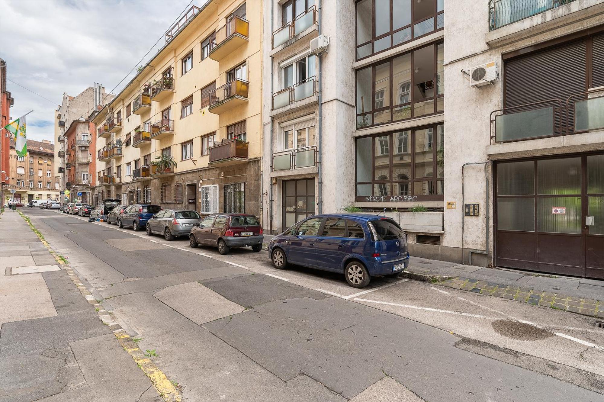 Newly Renovated!!! - Modern Apartment 10 Minutes From The Grand Boulevard Budapest Bagian luar foto